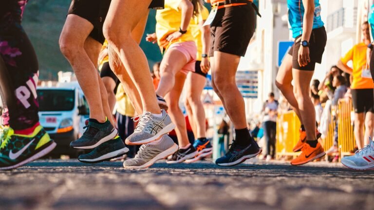 Un groupe de coureurs participant à un marathon, montrant l'énergie et la détermination des athlètes en action.