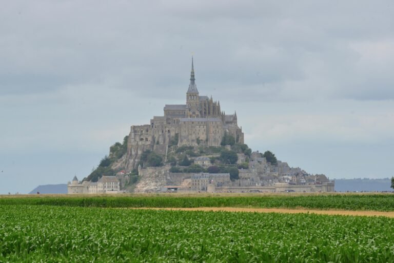 Vue panoramique du Mont Saint-Michel, emblématique îlot normand, avec son abbaye perchée sur un rocher.